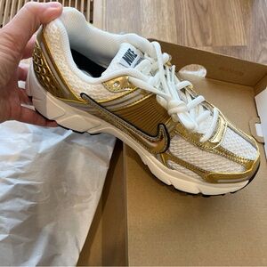 Nike Zoom Vomero 5 in Metallic Gold and Photon Dust size 8